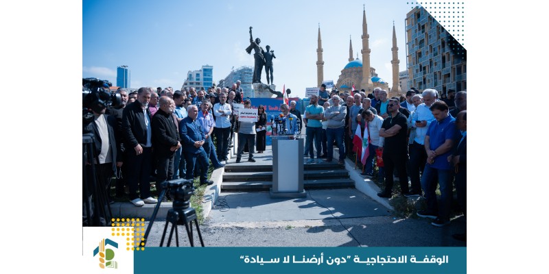 رؤساء بلديات ومخاتير الجنوب ينفّذون وقفة في ساحة الشهداء: دون أرضنا لا سيادة وعودة الأهالي أولوية