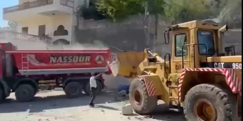 بلدية جبشيت تواصل أعمال رفع الركام وفتح الطرقات وإعادة الخدمات بعد وقف إطلاق النار
