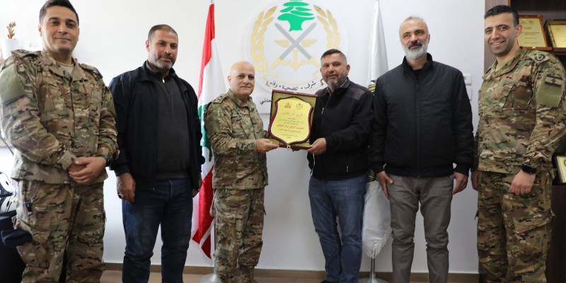 رئيس بلدية شقرا ودوبيه يكرّم مدير التعاون العسكري–المدني ويعزّز الشراكة مع الجيش