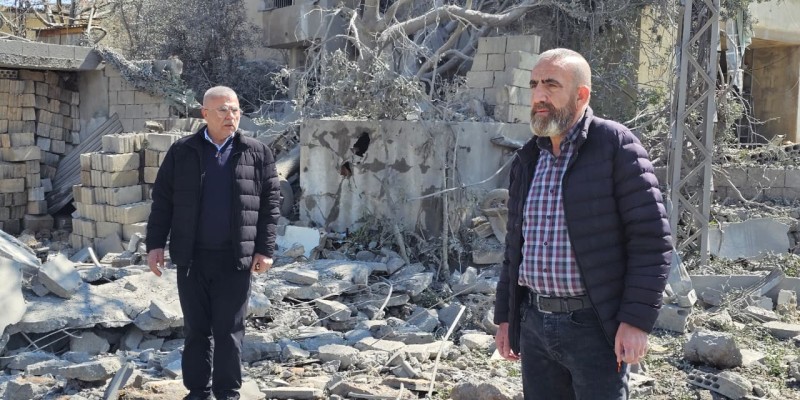 رئيس بلدية سحمر يتفقد أضرار غارة استهدفت منزلًا في البلدة