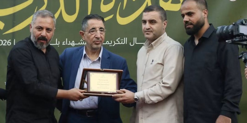 تكريم رئيس بلدية تفاحتا خلال احتفال تأبيني لشهداء البلدة