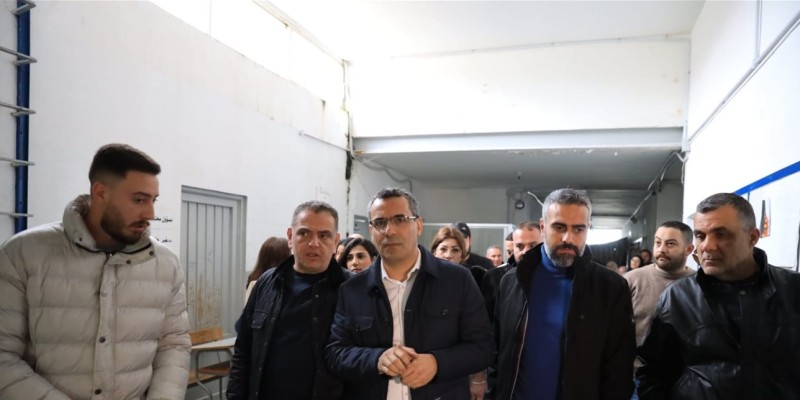 وزير الزراعة يتفقّد مركز إيواء في الشويفات: 1700 نازح في المدارس وأكثر من 7000 عائلة مستضافة