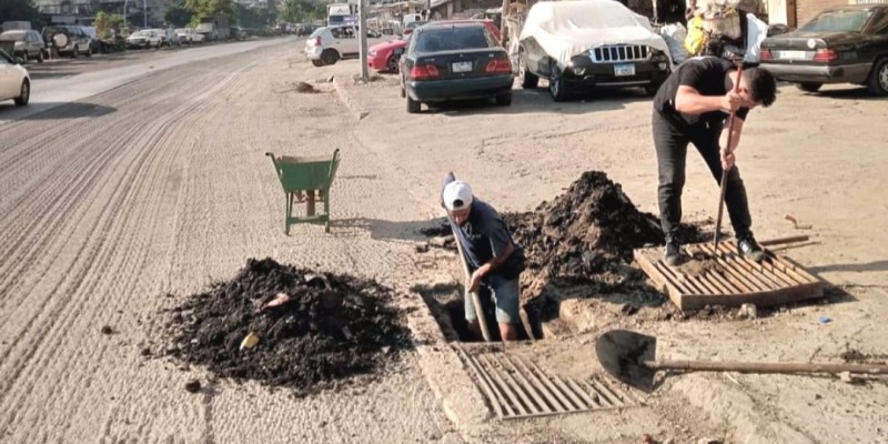 بلدية طرابلس تنظف مجاري تصريف مياه الأمطار استعدادًا للشتاء