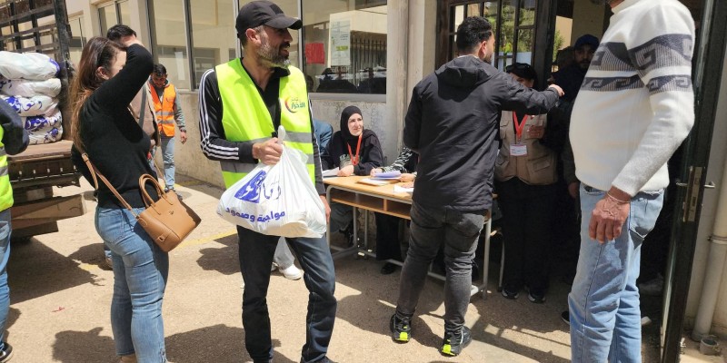 اتحادا بلديات بعلبك ودير الأحمر يوزّعان مساعدات غذائية على 391 عائلة نازحة