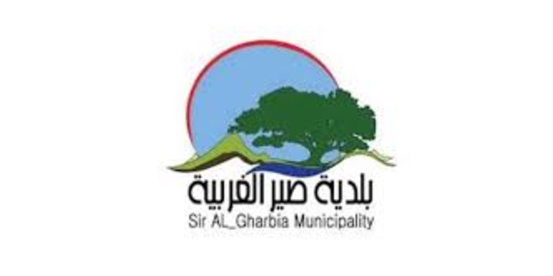 رئيس بلدية صير الغربية من أمام المبنى المستهدف: 16 شهيدًا و6 جرحى في مجزرة إسرائيلية