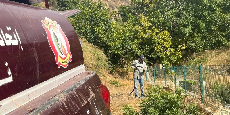 بلدية كفرفيلا: فريق الإطفاء يخمد حرائق ويواصل ري الأشجار المزروعة